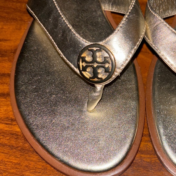 NEW Tory Burch Gold Leather Flip Flops - Picture 2 of 6